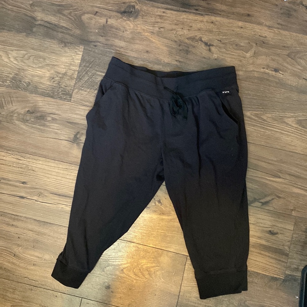 DSG capri joggers with pockets and drawstring